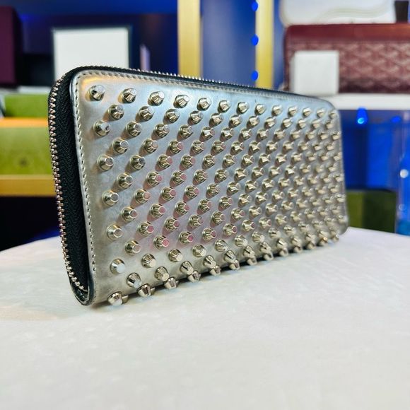 🧧SOLD🧧CHRISTIAN LOUBOUTIN Panettone silver leather studded zip wallet - Picture 2 of 12